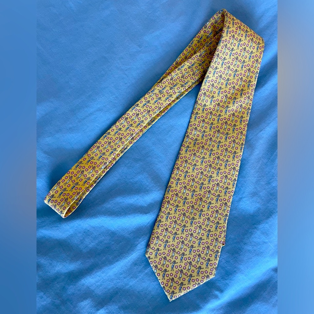 VINEYARD VINES Martha’s Vineyard Hula Girl Neck Tie Pale yellow background